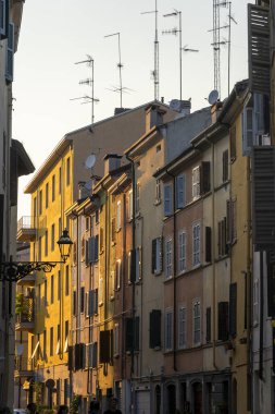 Parma, Emilia-Romagna, İtalya: tarihi merkezdeki eski tipik cadde