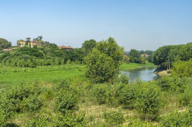 Po Nehri 'nin bisiklet yolu boyunca yaz manzarası Lodi, Lombardy, İtalya