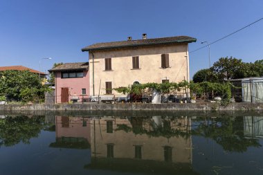 Kanal boyunca eski binalar, Naviglio Pavese olarak bilinir, Pavia ve Milan arasında, Lombardy, İtalya, yaz mevsiminde, bisiklet yolu ile kıyı şeridi