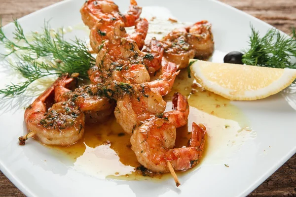 Жареные креветки подаются на тарелке. Средиземноморская кухня . — стоковое фото