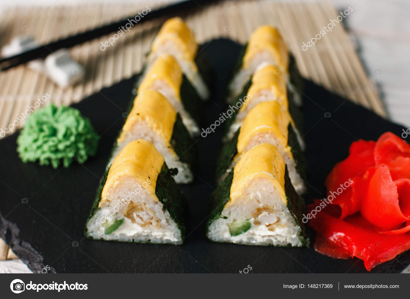 Traditional Japanese food, sushi rolls closeup — Stock Photo
