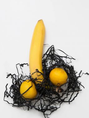 Muz ve iki limon, penis, düz sembolü yatıyordu