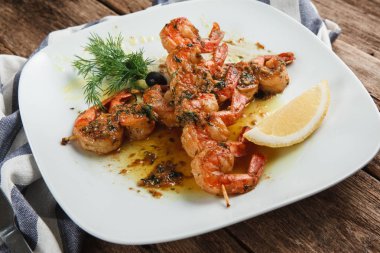 Beyaz tabakta lezzetli sulu kızarmış karides