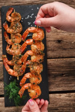 Lezzetli ızgara karides. Akdeniz yemekleri.