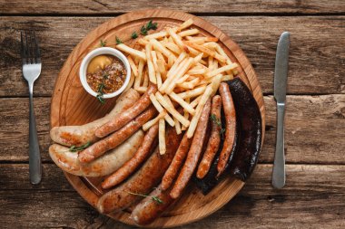Rustik ahşap masa üzerinde hizmet lezzetli sosis mix