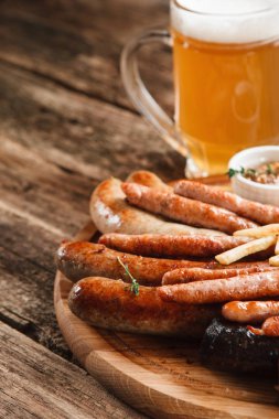 Light bira ve iştah açıcı ızgara sosis kapat