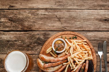 Izgara sosis bira ile karışımı. Oktoberfest yemek.