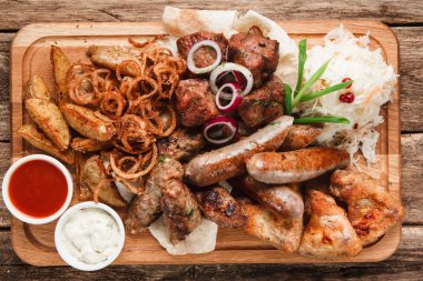 Sıcak ızgara et, Kızarmış sosis ve fırında patates