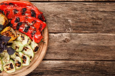 Kavrulmuş sebze karıştırın. Lezzetli vejetaryen tabağı.