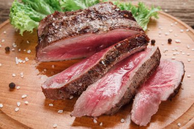 İştah açıcı lezzetli pişmiş biftek dilim