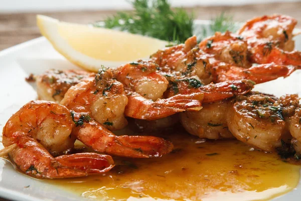 Langostinos a la parrilla en plato blanco. Alimentación mediterránea . — Foto de Stock