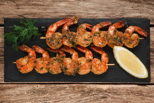 Grilované krevety na černé břidlice. Středomořská jídla. — Stock fotografie