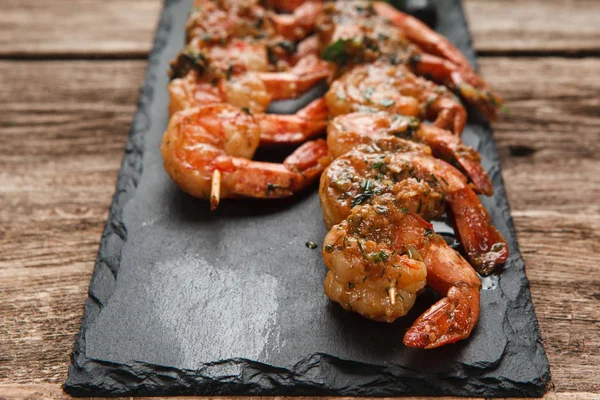 Výborné šťavnaté smažené krevety podávané na černé břidlice — Stock fotografie