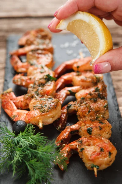 Koch, der Meeresfrüchte zubereitet. appetitliche gegrillte Garnelen. — Stockfoto