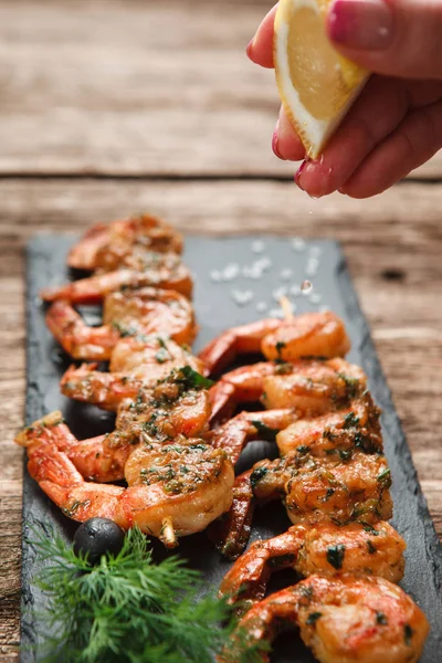 Koch kocht gebratene Garnelen aus nächster Nähe. japanisches Essen. — Stockfoto