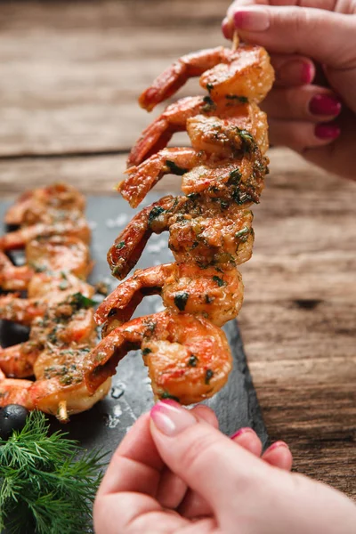 Lahodné grilované krevety. Středomořská jídla. — Stock fotografie