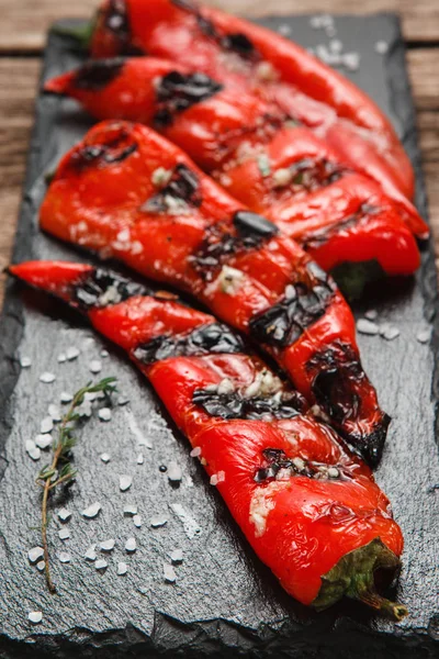 Paprika roja jugosa a la parrilla. Menú de comida vegetariana . — Foto de Stock