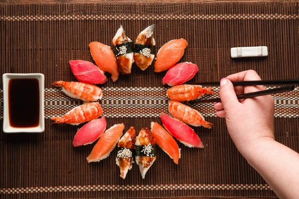 Set di sushi Nigiri, posata piatta. Pesce giapponese . — Foto Stock