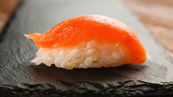 Классические японские суши с лососем, вид поближе — стоковое фото