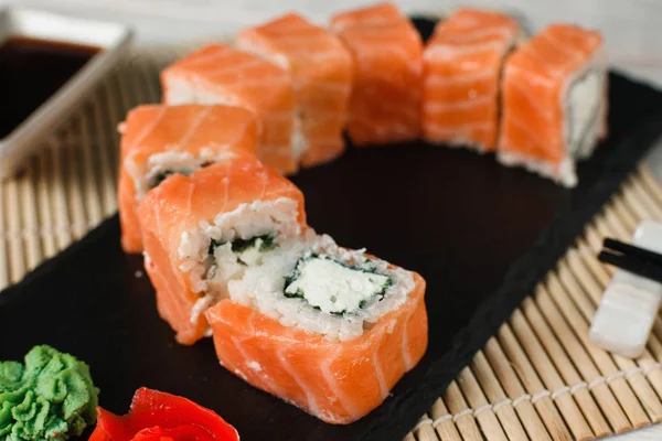 Involtini di salmone appetitosi. Sushi giapponese, primo piano . — Foto Stock