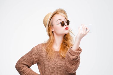 Güzel kız selfie mobile ile alarak güneş gözlüğü