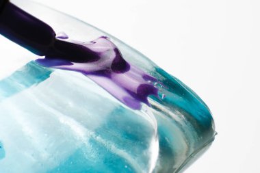 Yaratıcılık, sanat. Lekeli tırnak cilası, yakın.