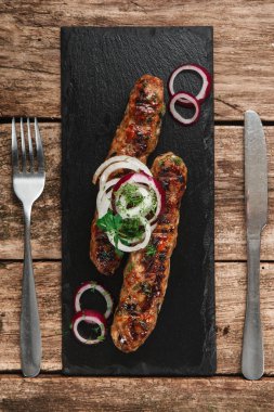 Lezzetli kızarmış et siyah barut, düz devam eder yatıyordu