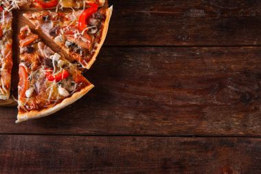İtalyan yemeği arka plan. Pizza dilimleri masada.