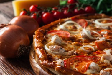 Taze pizza malzemelerle servis. Fast food.