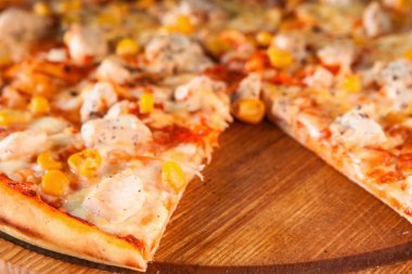 Ahşap tepside servis sıcak İtalyan pizza yakın çekim