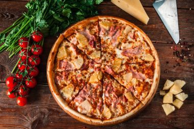 Hawai pizza rustik ahşap masa, düz üzerinde yatıyordu