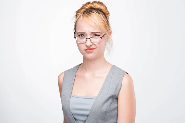 Genç sarışın hor, ihmal ve ihmal gösterir