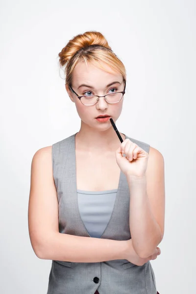 Mujer joven en gafas piensa en resolver el problema — Foto de Stock