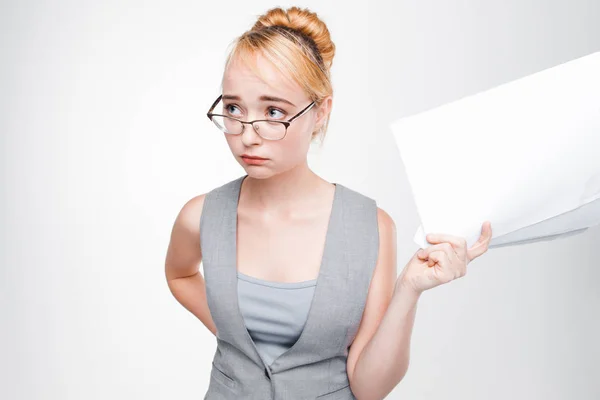 Estudante menina em óculos desapontado e chateado — Fotografia de Stock