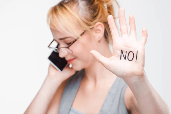 Chica joven expresando negación, letras NO en la palma — Foto de Stock