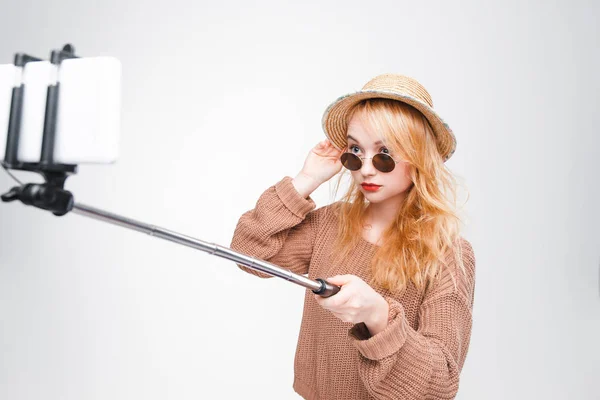 Güneş gözlüklü kız selfie sopa ile fotoğraf alır — Stok fotoğraf