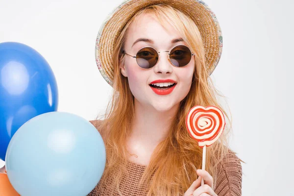 Portrait de fille hipster avec sucette et ballons — Photo