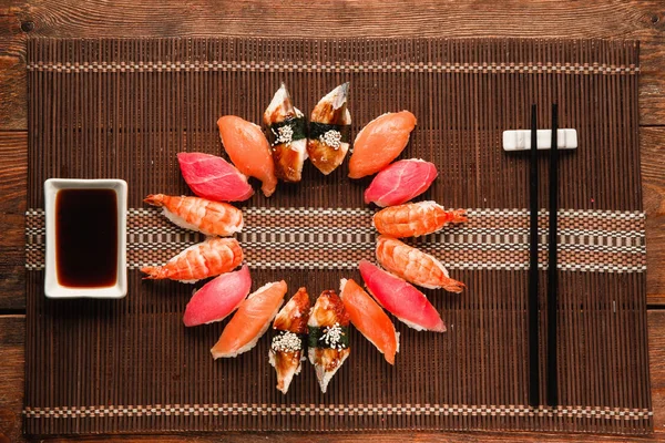 Delizioso set di nigiri sushi cerchio, piatto laici . — Foto Stock