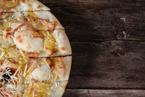 Пицца на деревянном столе. Нездоровая пища, вредные привычки — стоковое фото