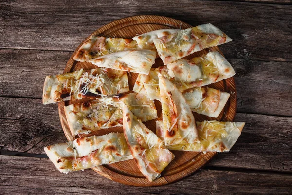 Нарезанная свежая итальянская пицца, плоский лежак. Нездоровая еда . — стоковое фото