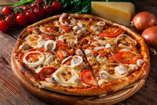 Ahşap masanın üzerine dilimler halinde kesip İtalyan sıcak pizza