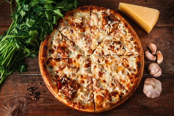Классическая итальянская пицца на деревенском деревянном столе — стоковое фото