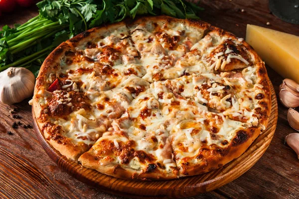 Аппетитная горячая пицца. Традиционная итальянская кухня . — стоковое фото