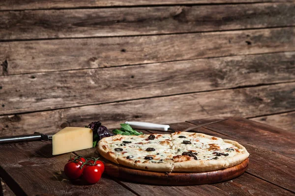 Классическая итальянская еда. Аппетитная домашняя пицца . — стоковое фото