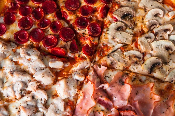 Італійської кухні. Свіжа піца з м'ясом крупним планом. — стокове фото
