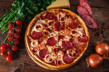 Ahşap masa üzerinde güzel pişmiş pizza. Fast food.