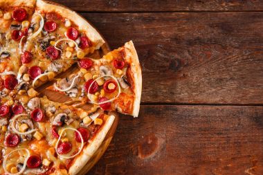 Abur cubur, kalori. Üstten Görünüm dilimler halinde kesip pizza