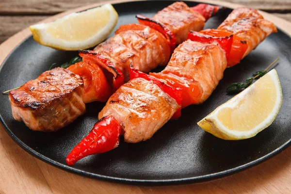 Heerlijke gegrilde vis kebab. Japanse keuken. — Stockfoto