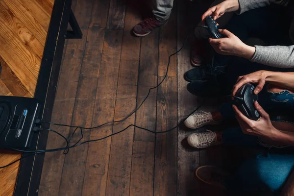 Grupo de pessoas irreconhecíveis jogar vídeo game — Fotografia de Stock