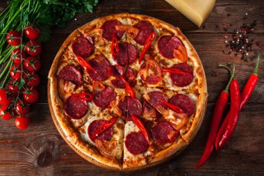 Koyu ahşap üzerine hizmet lezzetli biberli pizza